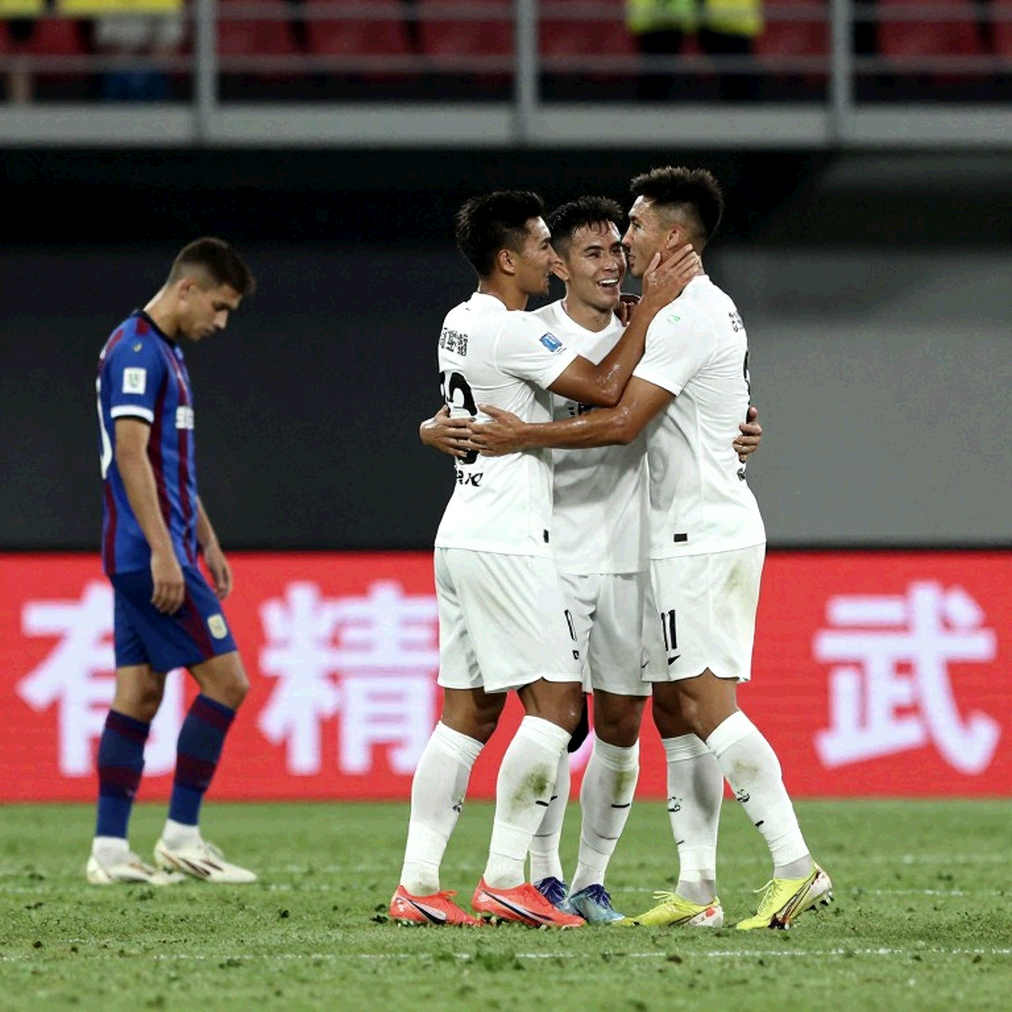 Doan Van Hau Sent Off, Doan Ngoc Tan Injured: Viettel Lose 0-1 to CAHN in V.League Round 2 Doan Van Hau Sent Off, Doan Ngoc Tan Injured: Viettel Lose 0-1 to CAHN in V.League Round 2